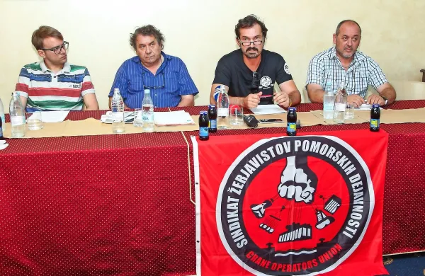 Vodstvo Sindikata žerjavistov pomorskih dejavnosti na včerajšnji tiskovni konferenci (z leve) 
- Rok Parovel, Boris Bradač, Mladen Jovičić in Mirko Slosar.