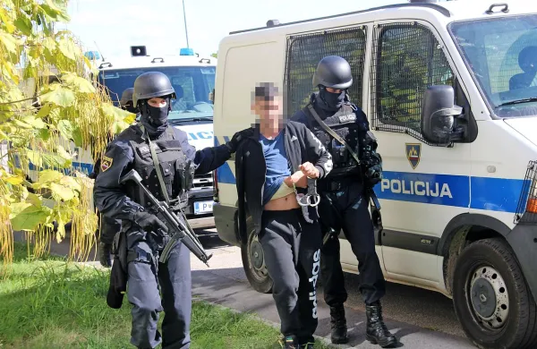 Eltona Shkurtija so oktobra lani prijeli v Izoli, ko je s porsche 
cayennom bežal pred policisti. Nato pa so ga skupaj z 
drugimi osumljenimi ob poostrenim varnostnih ukrepih pripeljali na sodišče. Od takrat je v priporu. 