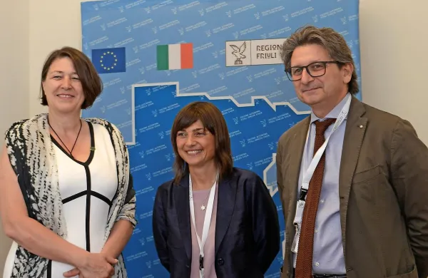 Slovensko-italijanska meja je edina v Evropi, ki je ne prečka 
nobena železniška potniška povezava. Kako bi to spremenili, 
sta se ob robu srečanja včeraj pogovarjali evropska komisarka za promet Violeta Bulc in predsednica Furlanije 
Julijske krajine Debora Serracchiani.  