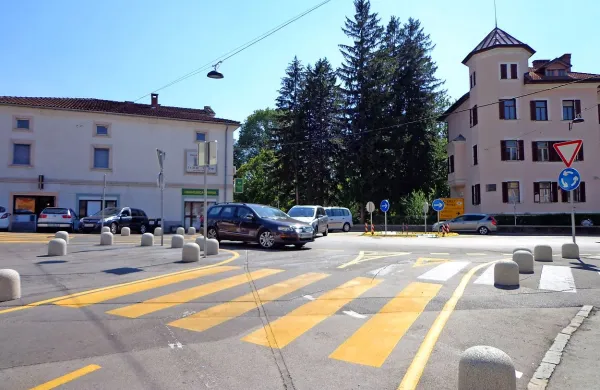  Sledi belih črt pred Mlinotestovov tgovino nakazujejo ukinjena parkirišča.