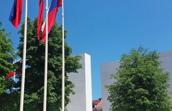 Na dan odprtja spomenika žrtvam vojn v Ljubljani se ta bolj 
kaže kot spomenik slovenski neenotnosti.