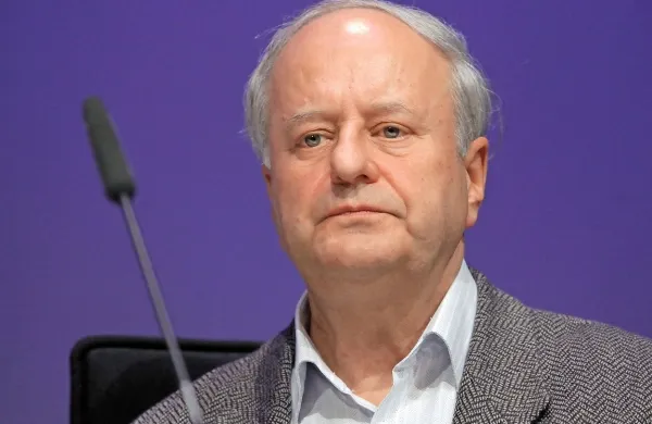 Peter Kovačič Peršin: “Spomenik ni idealna rešitev 
in ni tako reprezentativen, kot smo si ga prvotno 
zamislili, ampak je rezultat naše nesložnosti in 
nesposobnosti, da bi z jasno vizijo reševali svoje 
nacionalne probleme.”