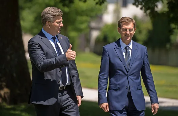 Kljub različnim stališčem o razsodbi arbitražnega sodišča 
med državama ni trenj, sta pred kamerami poudarjala Andrej 
Plenković in Miro Cerar. Srečala sta se v Vili Podrožnik, kjer 
sta se tudi sproščeno sprehodila  po parku. 