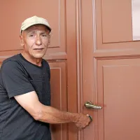 Znani umetnik in galerist Razzak Jubayer ne more več 
vstopiti v galerijo Lera.