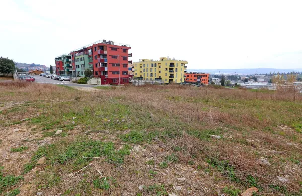  Podjetje Dom navtika je za dobrih 578.000 evrov kupilo nekaj 
več kot 7000 kvadratnih metrov zemljišča blizu blokov z 
neprofitnimi stanovanji nad Dolinsko cesto v Kopru.