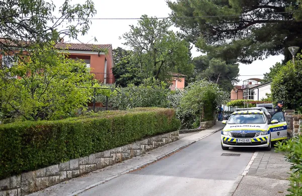Izolan naj bi  v domači hiši očeta napadel s kladivom, nato pa 
ga je  z žago obglavil.