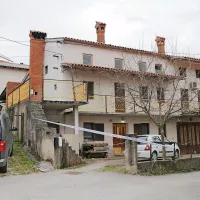 Osumljeni Kraševec naj bi s sekiro obglavil staro mamo in 
brata, nato pa njuni glavi vrgel v peč za centralno kurjavo. 