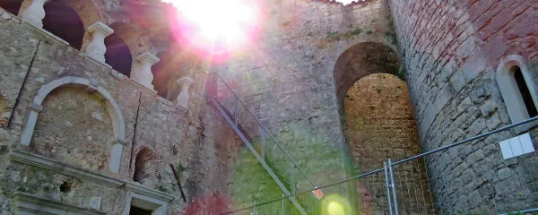 Z notranjega dvorišča, v preteklosti osrednjega grajskega 
prostora, se odpre pot na del obzidja in na stolp. 