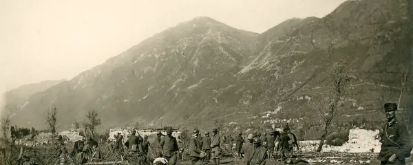 Italijanski ujetniki pri tolminskem mostu čez Sočo pri Peršetu. Italijanom se je zataknilo pri obrambni taktiki.   