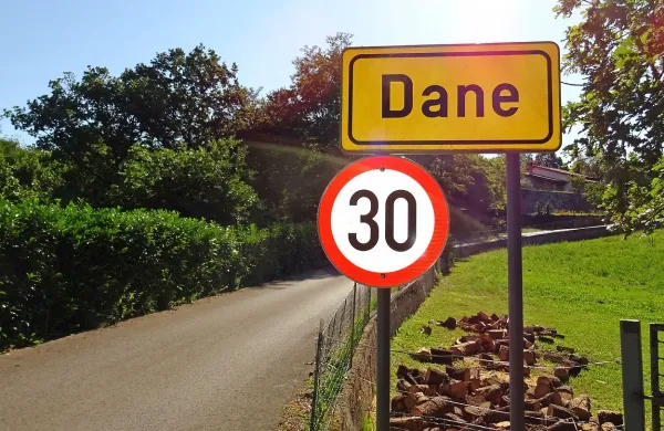 Zaradi ozkih cest v strnjenem naselju ni omejena le hitrost 
vožnje skozi Dane pri Sežani, pač pa tudi gradnja hiš.  