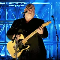 Trdnjava benda Pixies ostaja pevec, kitarist in avtor skladb 
Black Francis. 