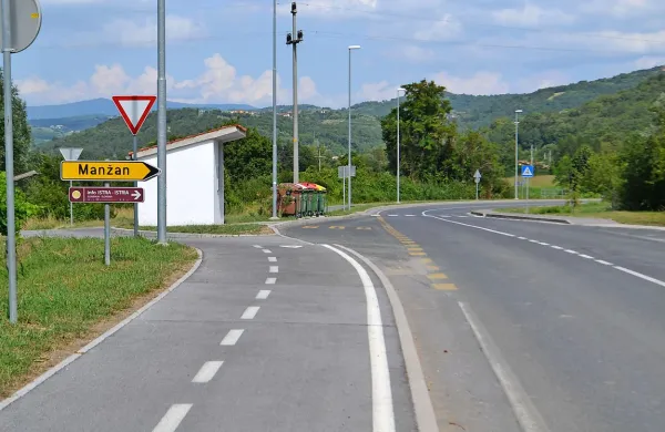 Na postajališču za Manžan so redki potniki in avtobusi.