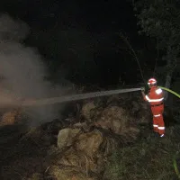 Zaradi dima so ponoči na številko 112 klicali celo stanovalci 
iz sosednjih vasi.