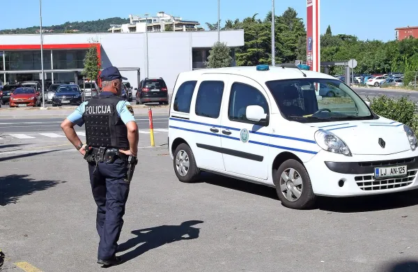 Pravosodni policisti so v sredo dva pripornika iz zadeve 
Kobra namesto na sodišče peljali na specialistični pregled v 
izolsko bolnišnico. 