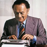 Zgodbe o Iznogudu je pisal    René Goscinny (levo), ilustriral pa jih je Jean Tabary.  