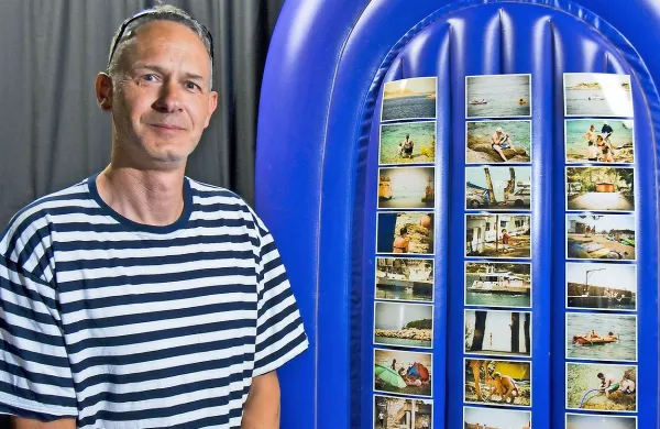 Ožbej Černe na razstavi Morje - more   z zanimivo estetiko in tudi  humorno prikazuje življenje dopustnikov. 