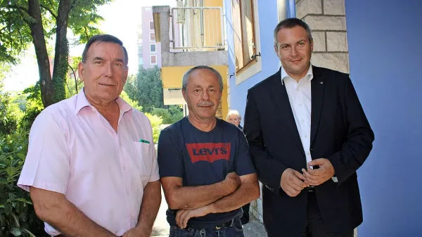 Minister Dejan Židan je nekoliko potolažil tudi ribiča Fabia  Steffeta (levo) in Zlatka 
Novogradca.