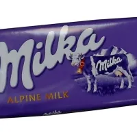 Čokolada Milka, ki na slovenski trg prihaja  iz bolgarskega 
obrata,  je manj kremasta, manj diši, po videzu je temnejša in  
se manj sveti, v okusu pa ima manj sladkobe od tiste iz 
Avstrije. Slovenska Milka ima tudi   dodan aditiv, ki ga  Milka v 
Avstriji nima.