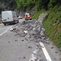Prevrnjena prikolica in tovor na cesti sta včeraj zjutraj 
ohromila promet  med Idrijo in Godovičem. 