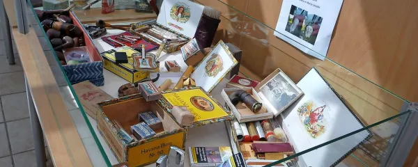 Del razstave  Od pipe miru do raka na pljučih  mirjana 
cerin