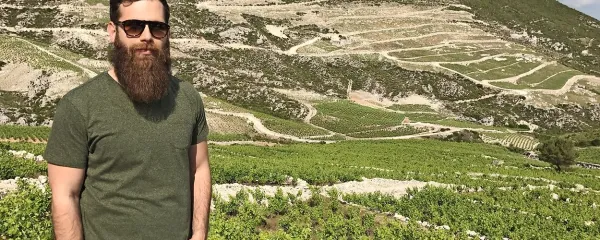 Ivan Miloš sredi družinskih vinogradov v Ponikvah na Pelješcu, ki jih vzgajajo na ekološki način in v katerih je le ena sorta vinske trte, mali plavac.