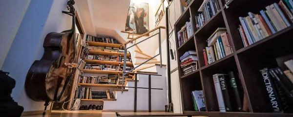 Glasbena soba in knjižnica domujeta v spodnji etaži.