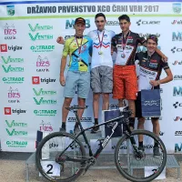 V Črnem Vrhu sta blestela domača mladinca - prvak Matjaž 
Lozar (beli) in srebrni Miha Klemenčič (levo).