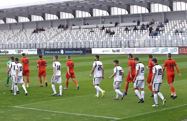 Nogometaši Ankarana in kranjskega Triglava so se v prvem 
krogu Prve lige Telekom Slovenije v Dravogradu razšli z 
neodločenim izidom 0:0.