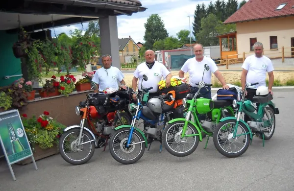  Zlatko Žurbi, Vlado Svetko, Andrej Čehovin in Robert Bekar 
so s tomosi obkrožili Slovenijo po zunanjih mejah.