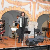 Arkade gradu so omogočile dobro  akustiko, glasbeniki pa za doživeto muziciranje.