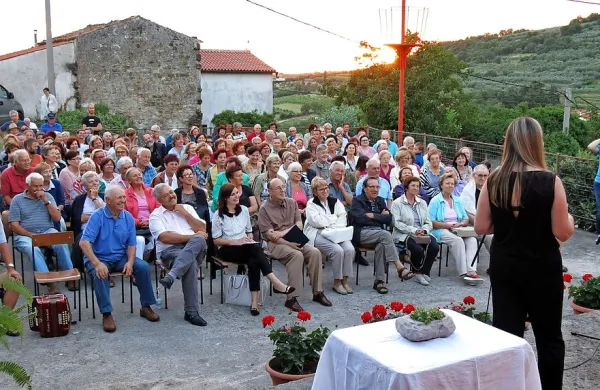 Poletni narečni večer je v središče Potoka privabil veliko ljubiteljev domače besede, glasbe, spominov in anekdot.  