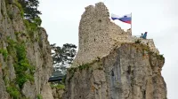 Nesrečni 43-letnik iz Sv. Antona je najverjetneje zgrešil 
makadamsko cesto, se z avtom pripeljal tik do mostička ob 
stolpu nad Črnim Kalom, izstopil iz avta in omahnil 15 metrov 
v globino.