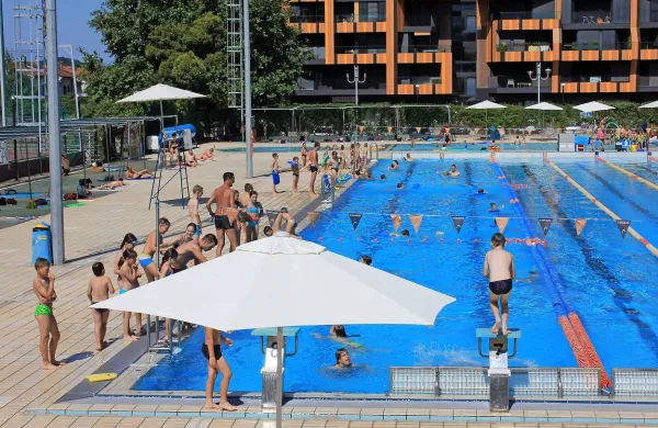 V novogoriškem bazenu je te dni kar živžav. Bolj umirjeno je 
šele po 20. uri, ko je  obiskovalcem na voljo nočno kopanje.