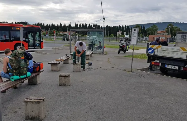 Dan po našem spraševanju, kaj vse je narobe na glavni  
avtobusni postaji, smo tam opazili delavce Marjetice Koper, 
ki so poskrbeli za sanacijo najnujnejšega. 