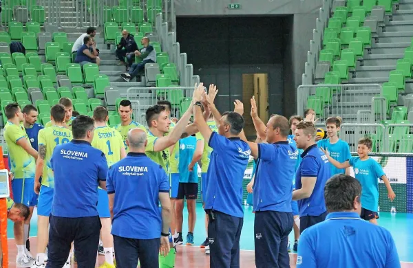 Iz Odbojkarske zveze Slovenije (OZS) so sporočili, da slovenska moška odbojkarska reprezentance v prihodnji sezoni 
ne bo med 16 ekipami, ki bodo igrale v najmočnejšem 
razredu svetovne lige.