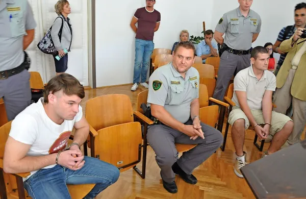 Na Okrožnem sodišču Krško se je začela glavna obravnava v 
sojenju Alešu Olovcu in Martinu Kovaču, ki ju obtožnica 
bremeni, da sta februarja brutalno pretepla 26-letnika, zaradi 
česar je ta kasneje umrl, in napad objavila na družbenem 
omrežju facebook.