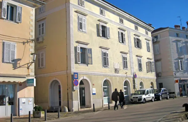 Medicinska sestra, ki jo je napadel obiskovalec, terja od 
delodajalca 85.000 evrov odškodnine. 