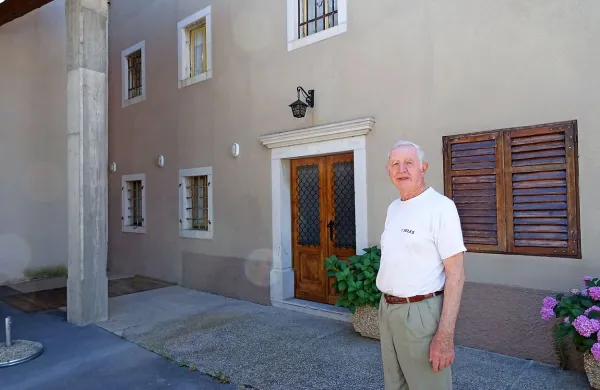 V tej stavbi v Kazljah, kjer je Jože Čeligoj našel  prstan, je bila nekdaj trgovina Preskrbe.  