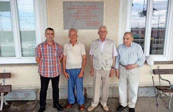  Robert Živec, Anton  Antončič,  Ivan Rončel in  Ivan Rustja  ob 
plošči, ki so jo postavili v čast graditeljem  železniške proge 
Sežana-Kreplje. 