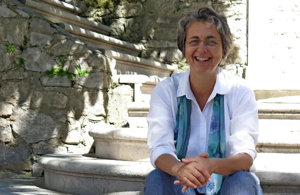 Polona Abram: “Več ljudi prihaja v Štanjel,  a mi 
tega ne znamo dovolj izkoristiti. Kot da bi se cedil 
med, mi pa ne znamo pristaviti lončka, da bi ga 
ulovili.”