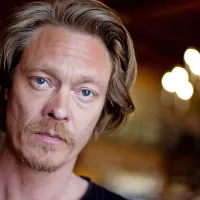 Glavno moško vlogo igra Norvežan Kristoffer Joner.