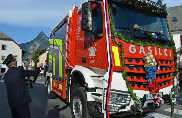 Miro Bozja je s šampanjcem krstil novo gasilsko vozilo. 