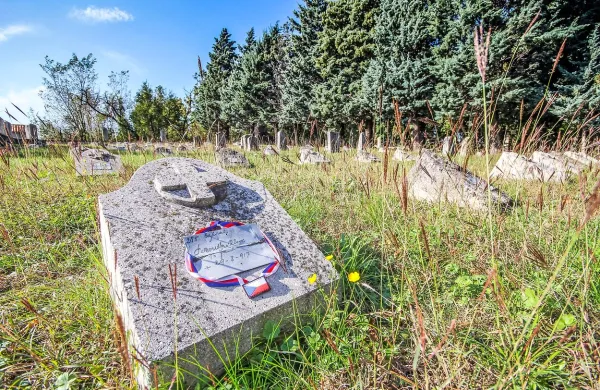 Na primorskih pokopališčih srednjeevropski popotniki iščejo 
sledi svojih prednikov. Na fotografiji  trak s češko zastavo na 
pokopališču v Črničah.