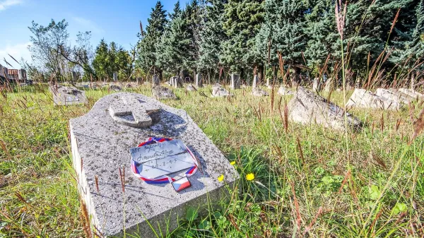 Na primorskih pokopališčih srednjeevropski popotniki iščejo 
sledi svojih prednikov. Na fotografiji  trak s češko zastavo na 
pokopališču v Črničah.