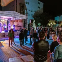 Dogajanje na lokaciji s specifično scenografijo ne moti 
nikogar, saj v bližini ni stanovanjskih objektov.