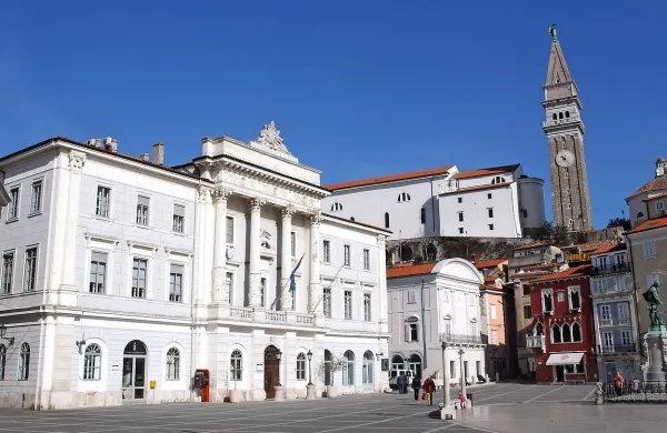 Piranski občinski svet je danes v prvem branju soglasno 
sprejel predlog odloka o športnem pristanišču Portorož.