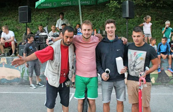 Najboljši skakalci  - veteran Sergej Manfreda, zmagovalec 
Matej Kofol in prva zasledovalca  Matija Sivec in Gašper 
Tolar. 