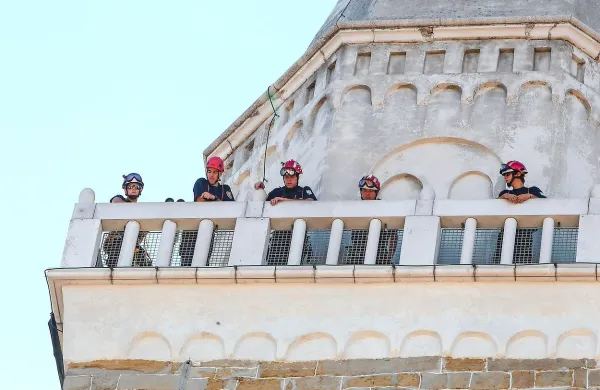 Obiskovalca na zvoniku ob&scaron;la slabost, nekateri ostali ujeti (foto)