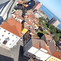 Obiskovalca na zvoniku ob&scaron;la slabost, nekateri ostali ujeti (foto)