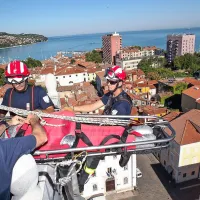 Obiskovalca na zvoniku ob&scaron;la slabost, nekateri ostali ujeti (foto)
